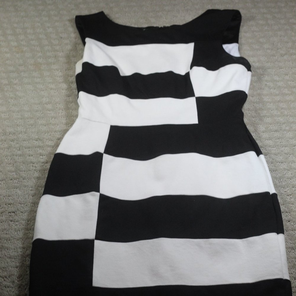 WHBM Size 4 Black & White Collor Block Bodycon Knee Length Dress